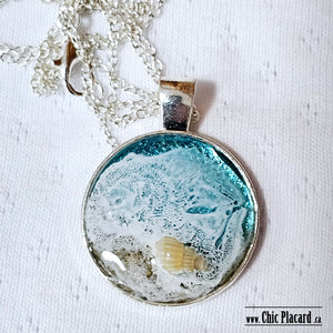 Round pendant on chain by Créations entre vents et tides