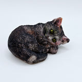 Statuette du chat calicot qui dort en epoxy