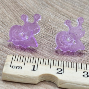 Escargot violet en bouton - Boucles d'oreilles *brille dans le noir*