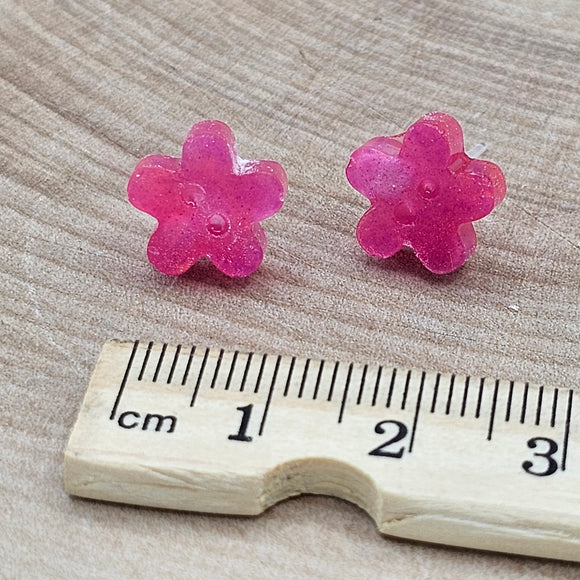 Fleurs magenta en bouton - Boucles d'oreilles *brille dans le noir*